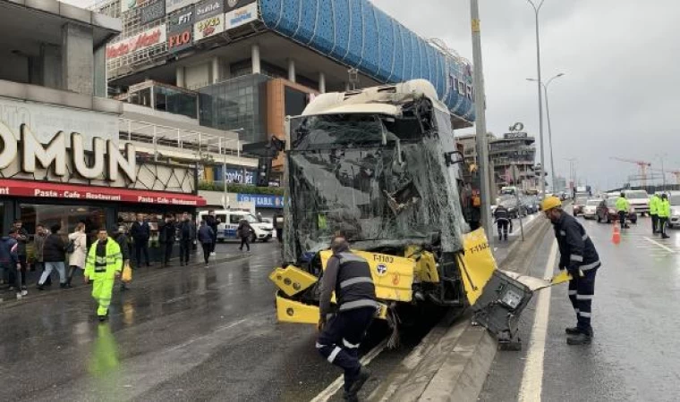 (Geniş haber) Esenyurt’ta İETT otobüsü direğe çarptı: 8 yaralı