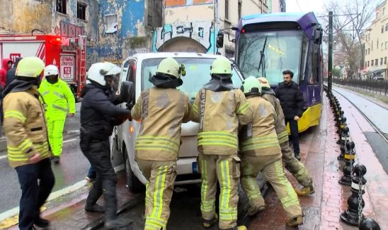 (Geniş haber) Karaköy’de tramvay kamyonete çarptı