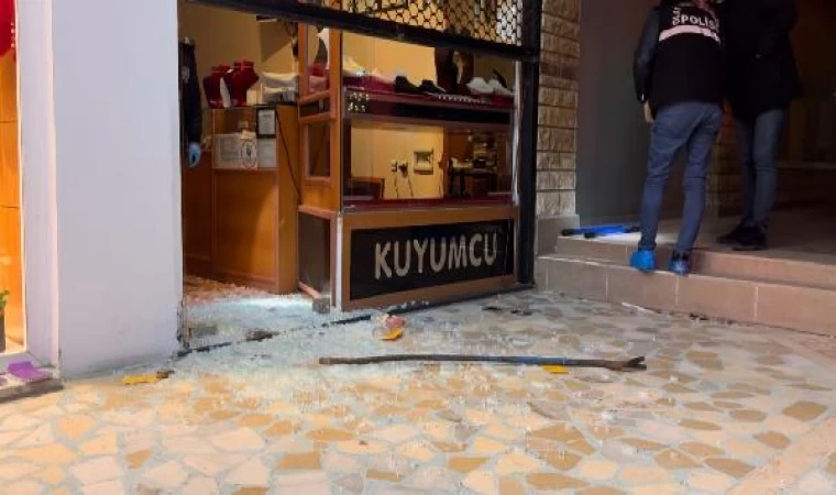 Girdikleri kuyumcudan 500 bin TL’lik altın çaldılar