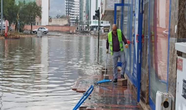 Göle dönen İskenderun Sahili’nde su çekiliyor