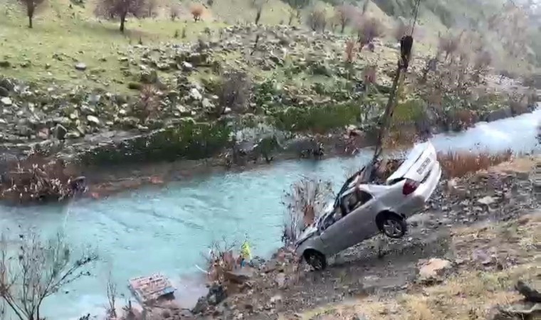 Habur Çayına düşen otomobil vinç yardımıyla çıkartıldı