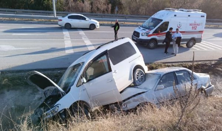 Hafif ticari araç, çarpıştığı otomobilin üzerine çıktı; 1 yaralı