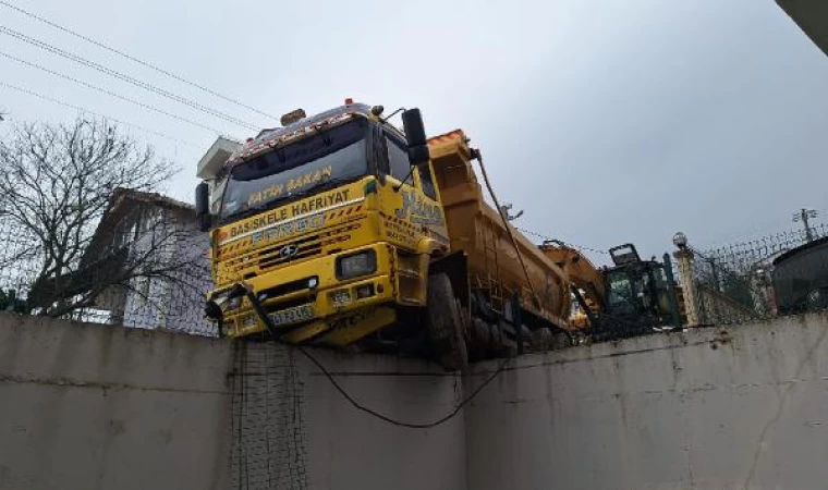 Hafriyat kamyonu, istinat duvarında asılı kaldı