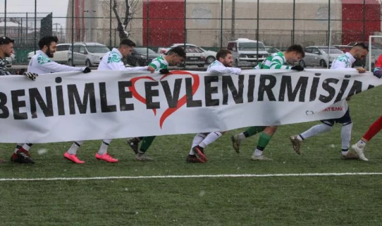 Hakem, yönettiği futbol maçında sevgilisine evlilik teklifi etti