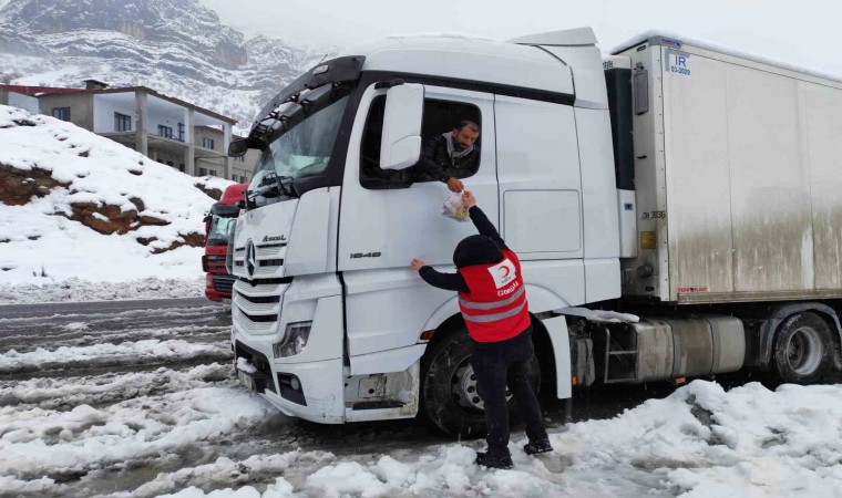 Hakkari yolda kalanlara kumanya dağıtıldı