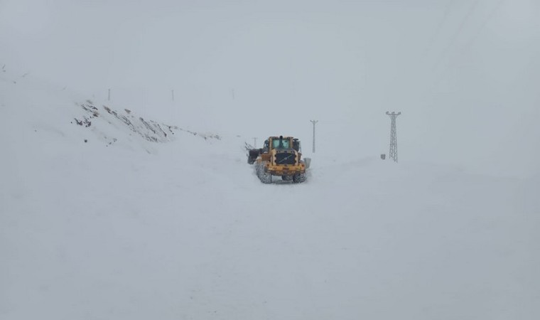 Hakkaride 13 yerleşim yerinin yolu ulaşıma kapandı