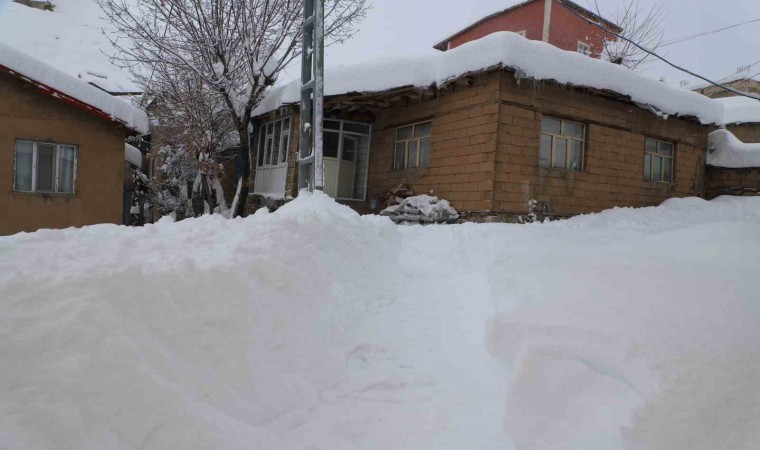 Hakkaride 355 yerleşim yolu kapandı