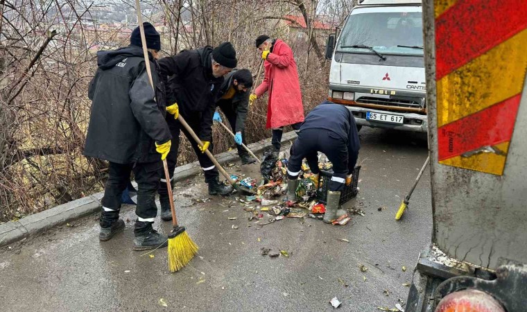 Hakkaride 50 personel ile çevre temizliği