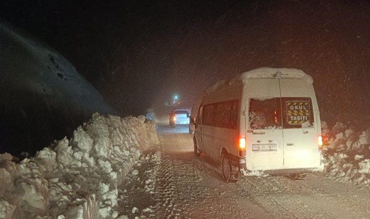 Hakkaride kar ve tipi etkili oldu, sürücüler zor anlar yaşadı