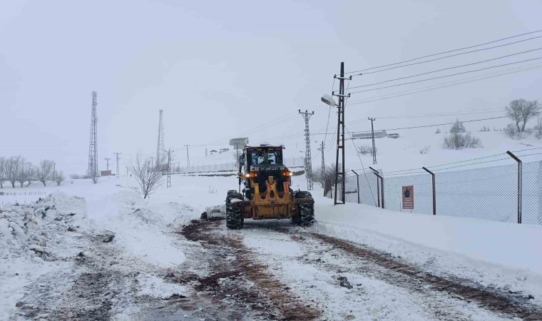 Hakkaride karla mücadele çalışmaları aralıksız sürüyor