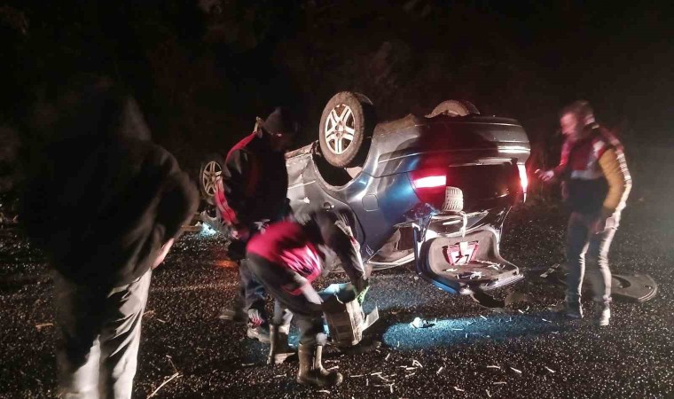 Hakkaride kontrolden çıkan otomobil takla attı: 3 yaralı