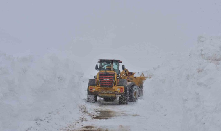 Hakkaride yol açma çalışmaları devam ediyor