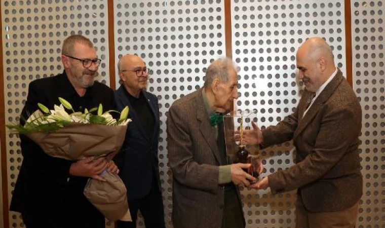 Haldun Taner Öykü Ödülü’nün kazananı Polat Özlüoğlu, ödülünü Doğan Hızlan’ın elinden aldı