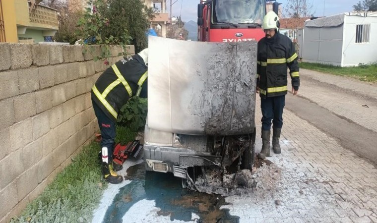 Hassada Tofaş otomobilde çıkan yangını itfaiye söndürdü