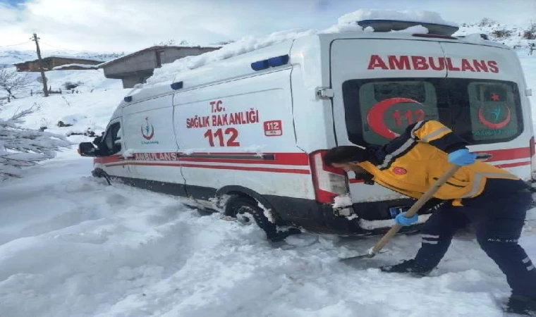 Hasta almaya giden ambulans kara saplandı