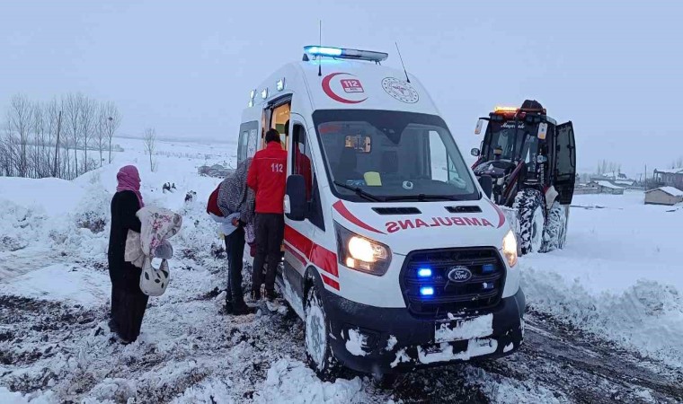 Hasta almaya giderken kara saplanan ambulansı karla mücadele ekipleri kurtardı