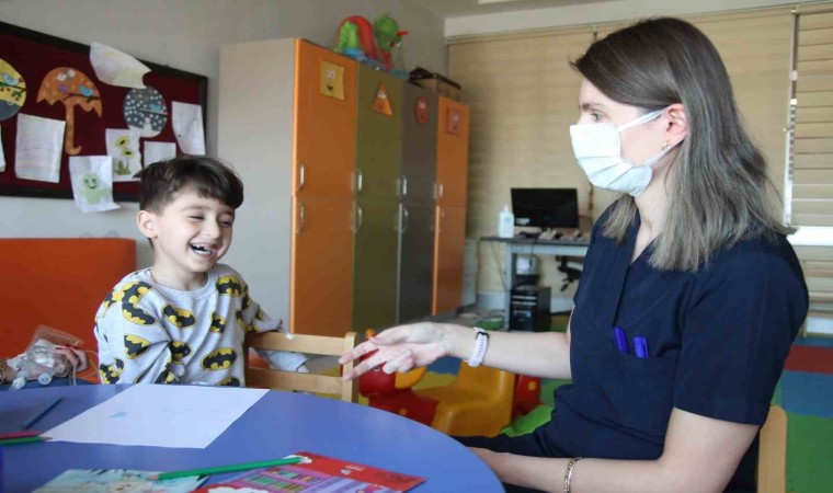 Hastane korkusu olan minik Mutlu, oyun alanlarını görünce tedaviye ikna oldu