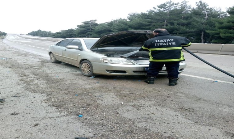 Hatayda aracın motor kısmında meydana gelen yangını itfaiye söndürdü