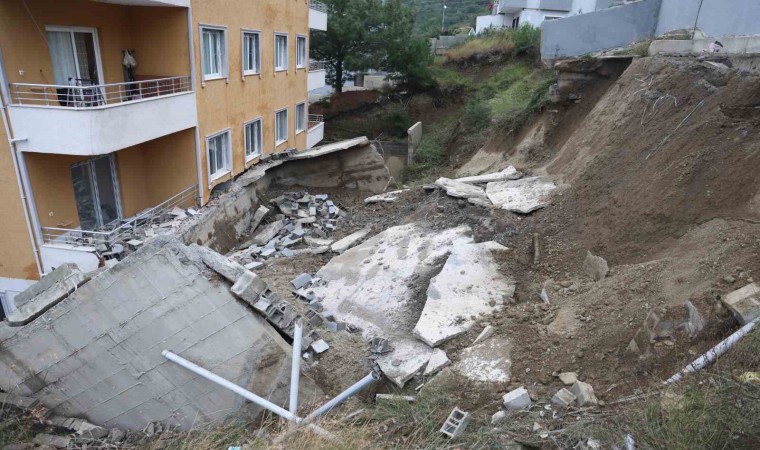 Hatayda aşırı yağmur nedeniyle 5 katlı binanın istinat duvarı çöktü