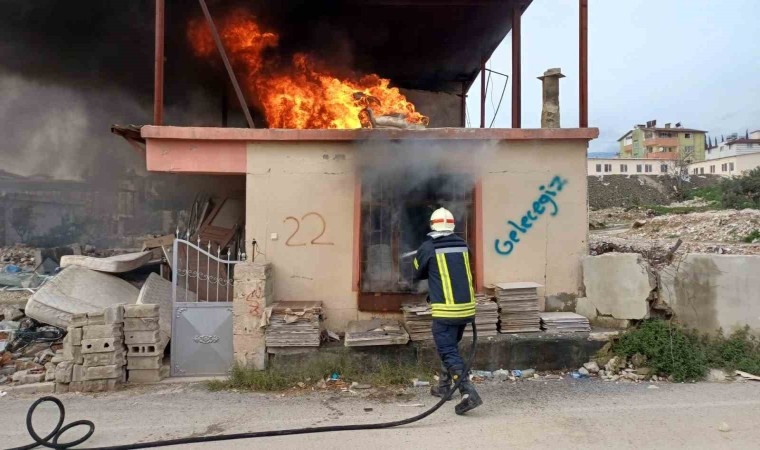 Hatayda bir evde çıkan yangın maddi hasara neden oldu