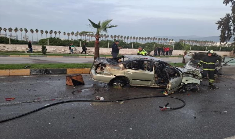 Hatay’da çarpışan iki otomobilden biri yandı: 4 yaralı