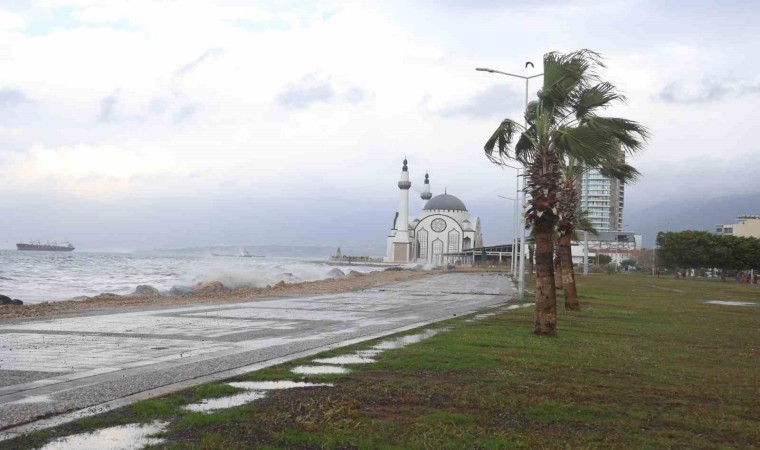 Hatayda lodos ve sağanak yağış hayatı olumsuz etkiledi