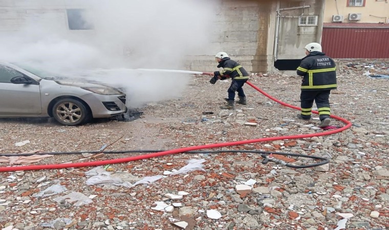 Hatayda park halindeki otomobilde yangın çıktı