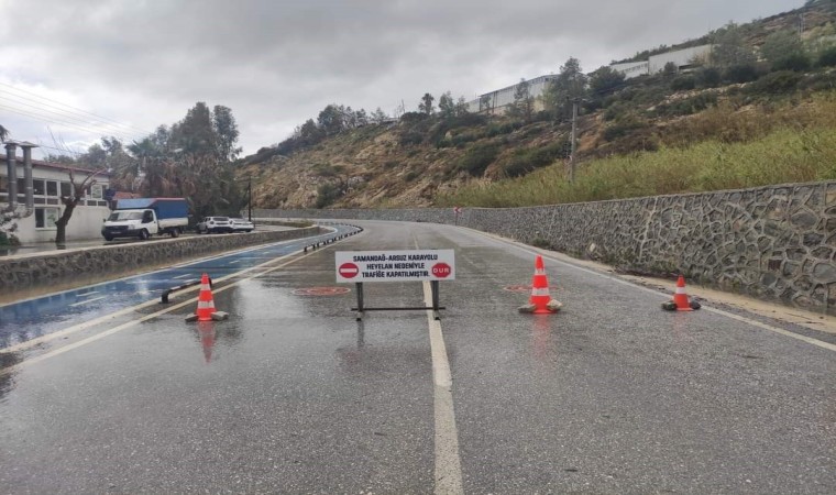 Hatayda sahil yolu heyelan nedeniyle ulaşıma kapandı