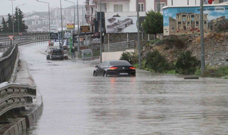 Her sağanakta aynı manzara, Kuşadasında Karayolları yıllardır sorunu çözemedi