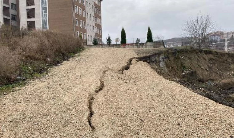 Heyelan nedeniyle 2 okulun yakınındaki yolun bir bölümü çöktü