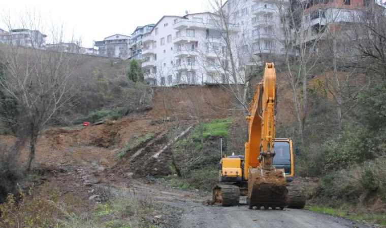 Heyelan nedeniyle tahliye edilen binadakiler, çalışmaların ardından evlerine geçebilecek