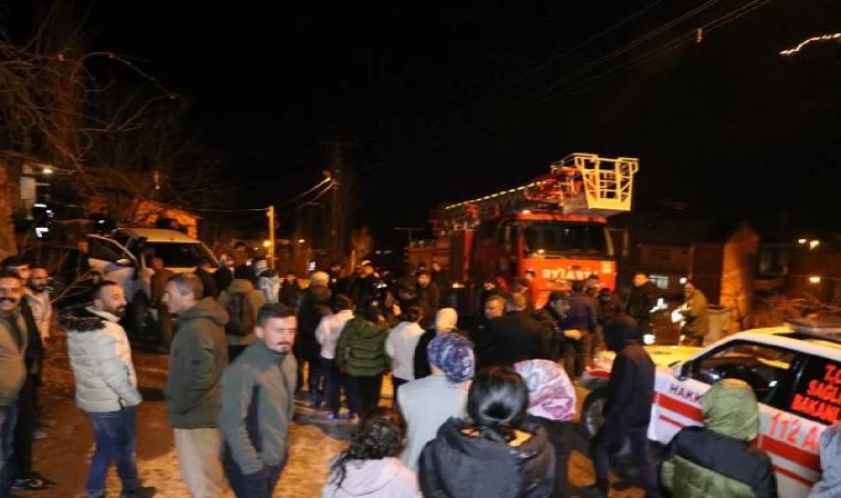 Heyelanda dağdan kopan kaya parçaları eve isabet etti, aile fertleri ölümden döndü