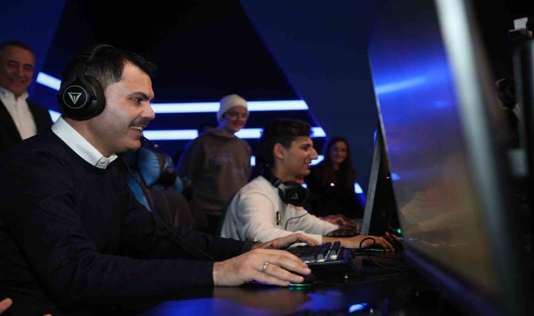 İBB Başkan adayı Murat Kurum, gençlerle play station oynadı