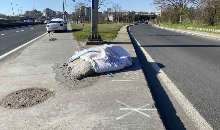 İBB ekiplerinin yol kenarına koyduğu tuz çuvalları yola saçıldı