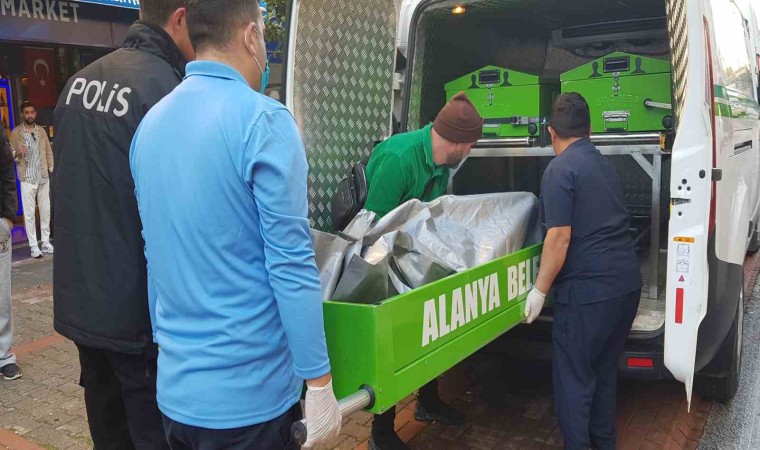 İngiliz turist yalnız yaşadığı evinde ölü bulundu