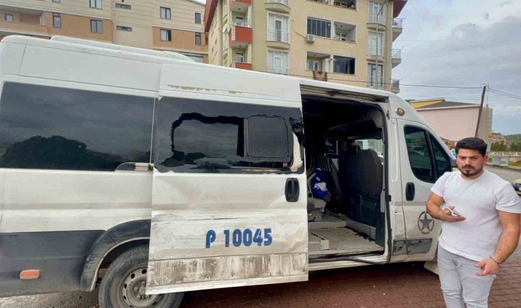 İşçi servisi ile kamyonet çarpıştı: 3 yaralı