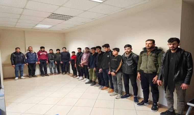 İskenderunda 16 kaçak göçmen, polis ekiplerince yakalandı