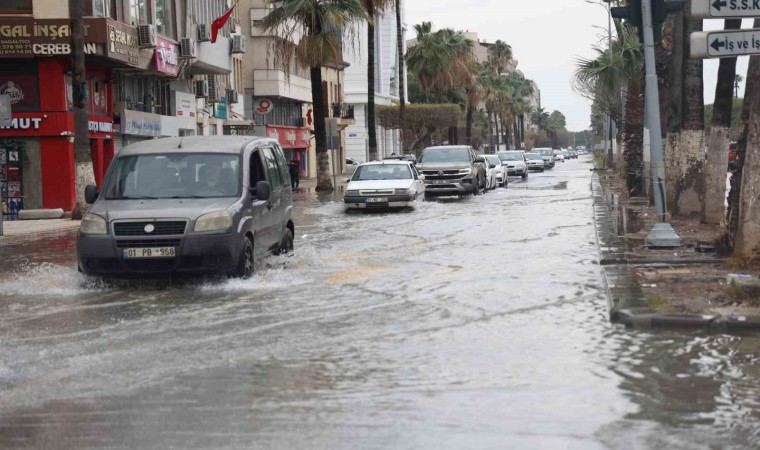 İskenderunda sağanak yağışlar esnafı olumsuz etkiledi