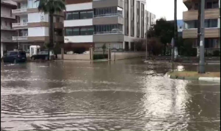 İskenderun’da sağanak; yollar yine göle döndü