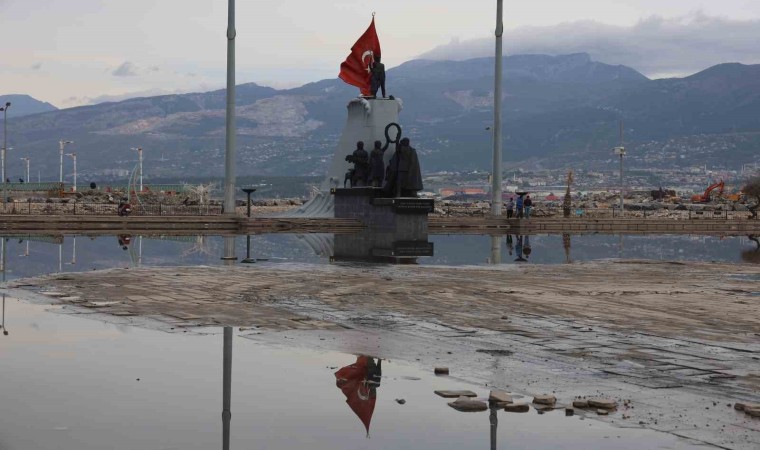 İskenderunda suların çekilmeye başlamasıyla vatandaşlar hafta sonunun keyfini çıkarıyor