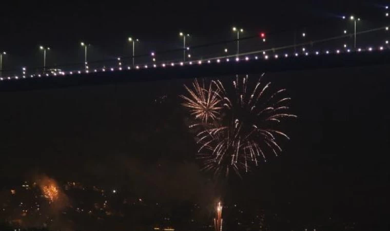 İstanbul Boğazı’nda 2024’e girerken renkli görüntüler