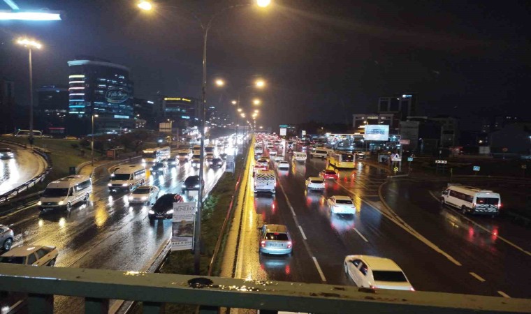 İstanbulda akşam saatlerinde trafik yoğunluğu yaşandı