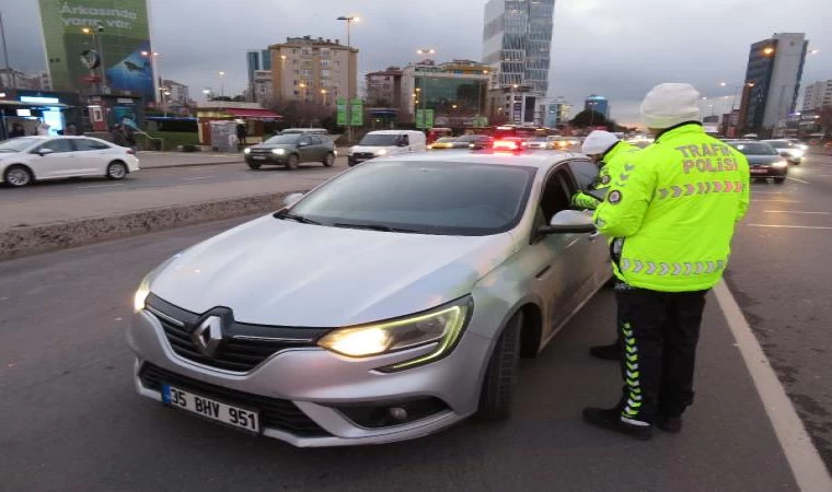 İstanbul’da çakar ve emniyet şeridi denetimi; içinde hasta olmayan hasta nakil ambulansına ceza 