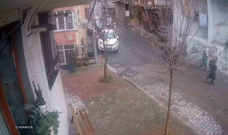 İstanbulda faciadan dönülen anlar kamerada: Balkon bir anda çöktü, vatandaşlar dakikalarla kurtuldu