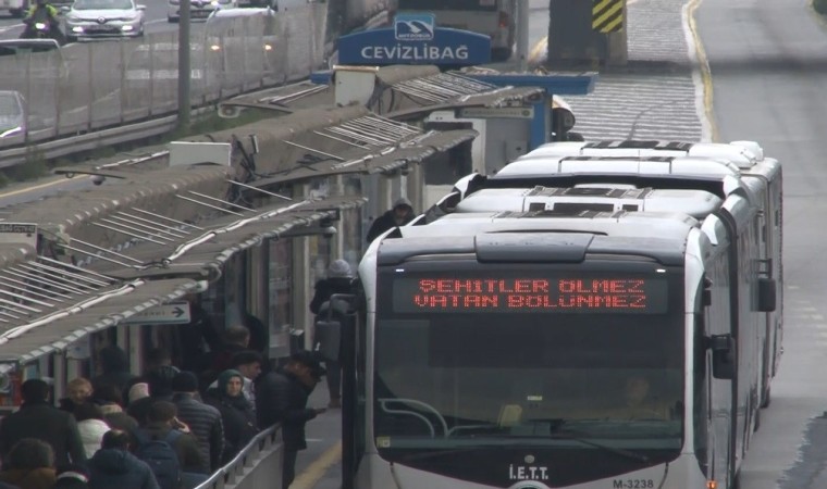 İstanbulda toplu taşıma araçlarının güzergah tabelasına “Şehitler Ölmez Vatan Bölünmez” yazıldı