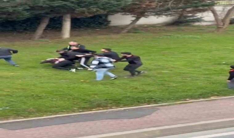 İstanbulda trafikte tartıştan tarafların yumruklu kavgası kamerada