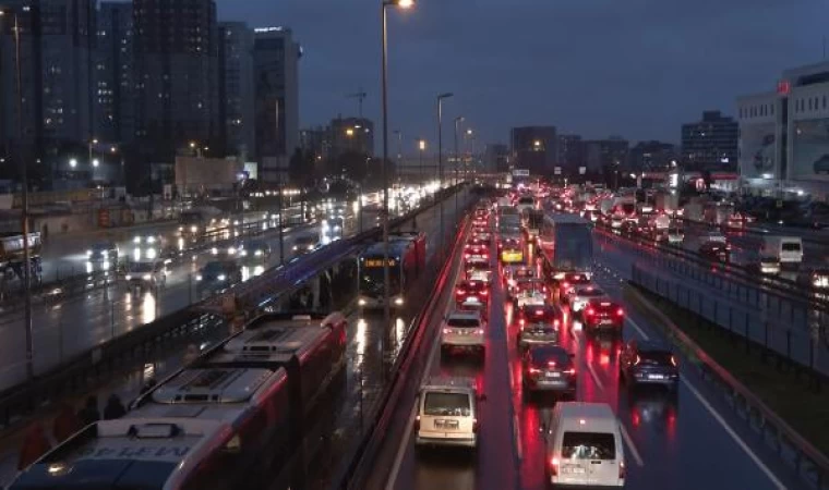 İstanbul’da yağışlı havanın da etkisiyle trafik yoğunluğu oluştu 