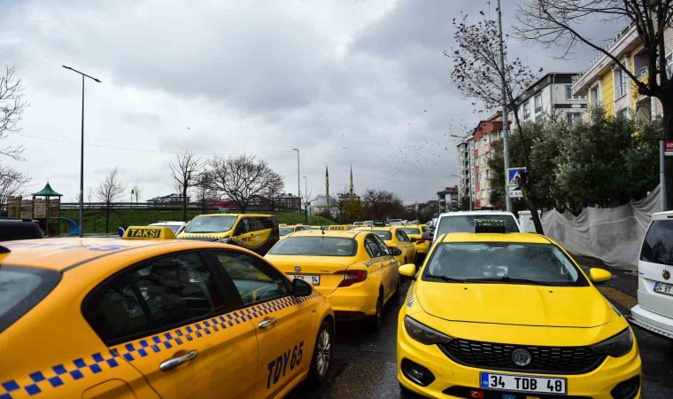 İstanbuldaki taksiciler taksimetrelerini güncellemeye başladı