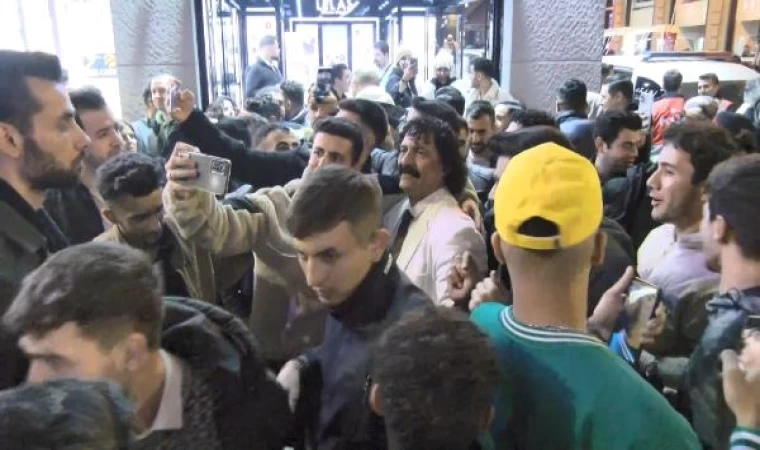 İstiklal Caddesi’nde yeni yıl coşkusu; Müslüm Gürses’in benzeri ile fotoğraf çektirdiler