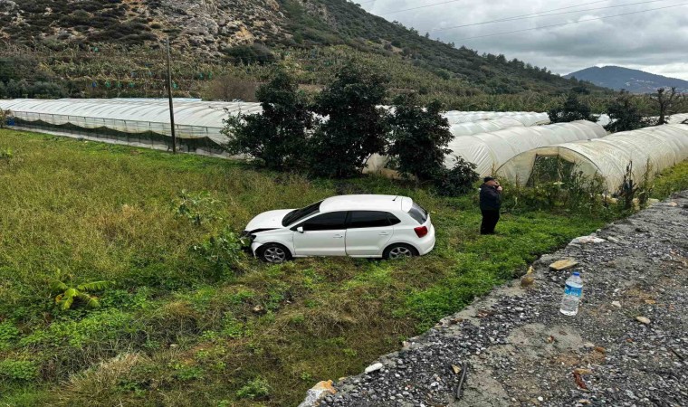 İstinat duvarını aşıp tarlaya uçtu